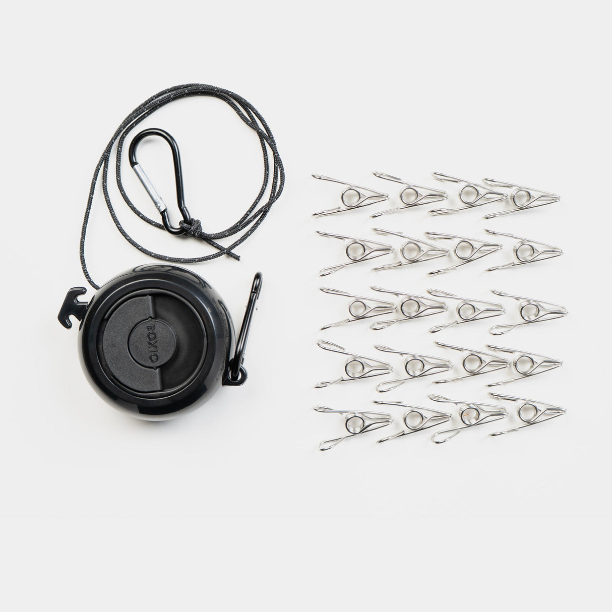 Schwarze Schnurrrolle mit Karabiner und 20 silbernen Wäscheklammern auf weißem Hintergrund.