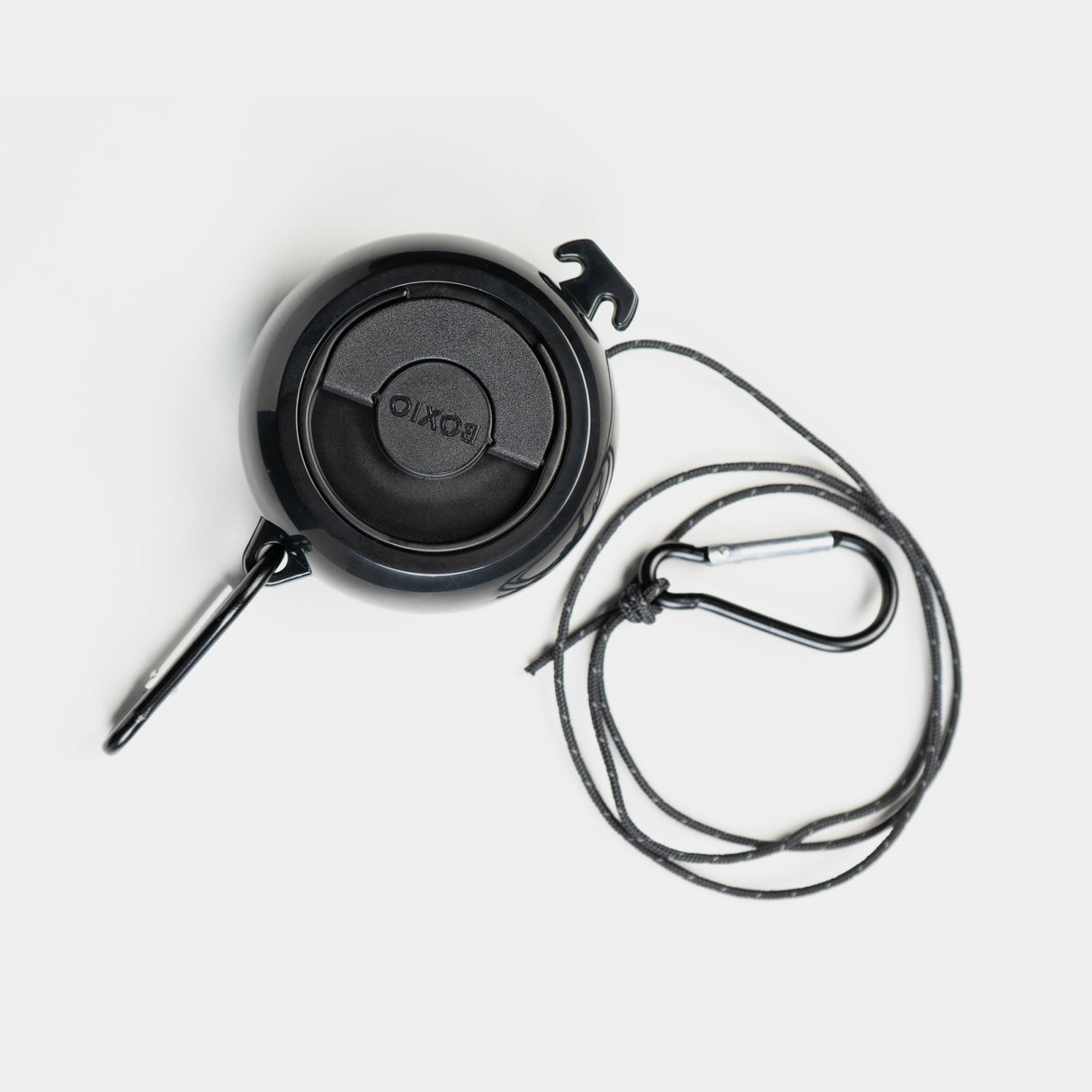 Schwarze Schnur mit Karabinerhaken und abnehmbarem Halter, ideal für Schlüssel oder kleine Gegenstände.