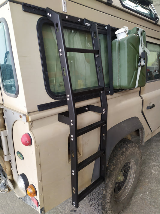 Landrover Defender Seitenleiter - Montage an Airline-Schiene Rolling-Space