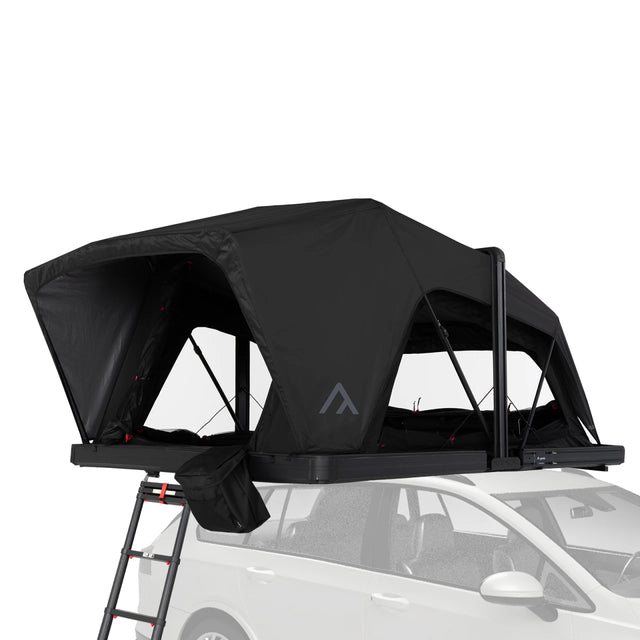 Qeedo Freedom Hybrid 3+ Dachzelt - geöffnet auf weißem Auto mit Leiter, seitliche Perspektive