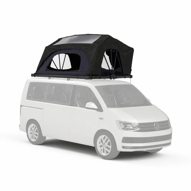 Qeedo Freedom Family Dachzelt - schwarzes Familienzelt auf dem Dach eines weißen Vans, schräg von vorn