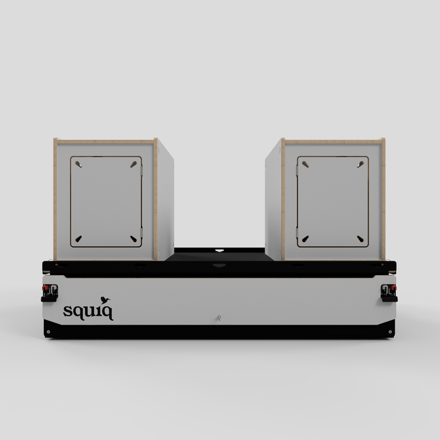 https://cdn.shopify.com/s/files/1/0861/6053/9973/files/maxi-camping-kofferraumauszug-squiq-traveler-max-00-geschlossen-vorderansicht.png?v=1768317337