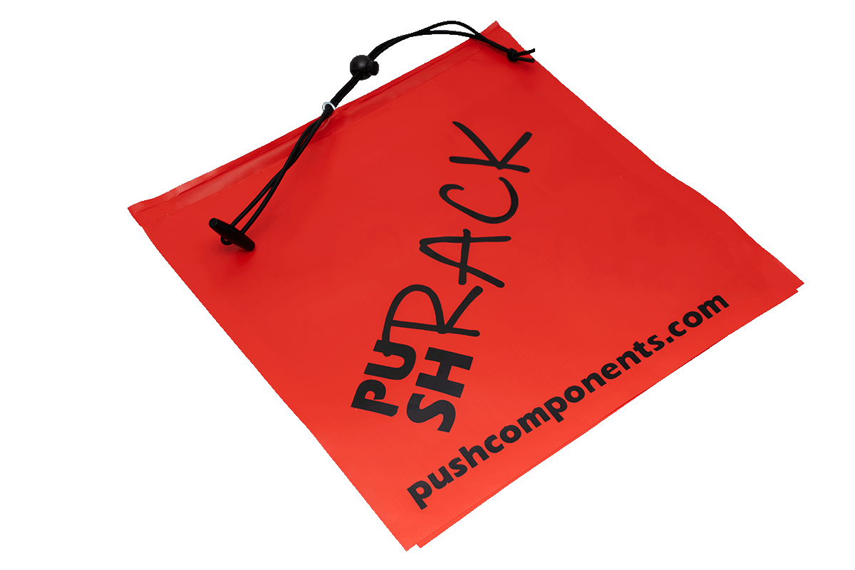 https://pushcomponents.com/wp-content/uploads/2024/02/pushrack-flagge-sicherheit-transport-hecktraeger-camper-montageschiene-push-components.png