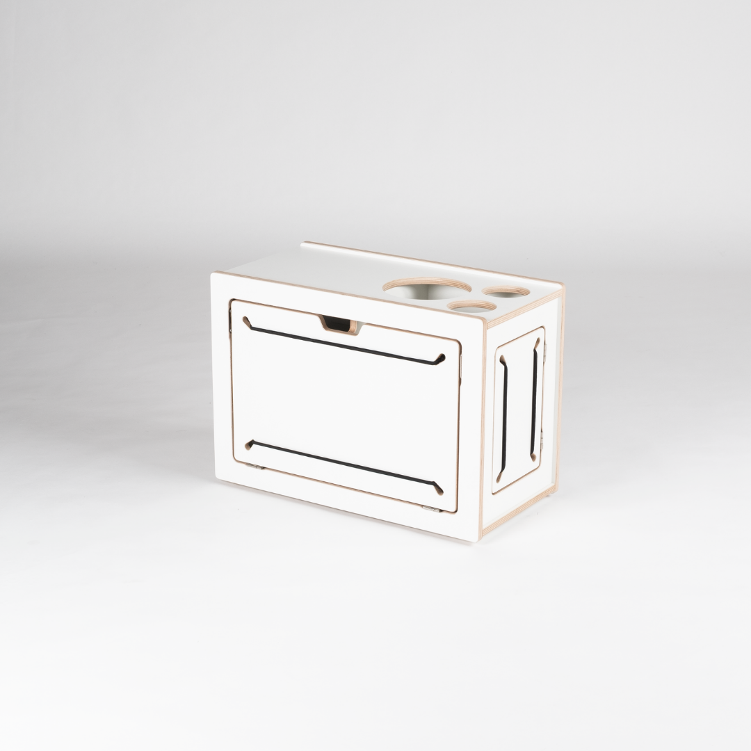 https://cdn.shopify.com/s/files/1/0861/6053/9973/files/squiq-traveler-compact-campingbox-links-geschlossen.png?v=1752209751