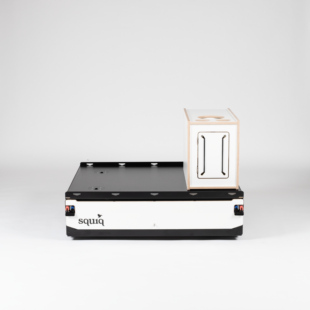 https://cdn.shopify.com/s/files/1/0861/6053/9973/files/squiq-traveler-compact-kofferraumauszug-campingbox-rechts-flexibel.png?v=1765291652