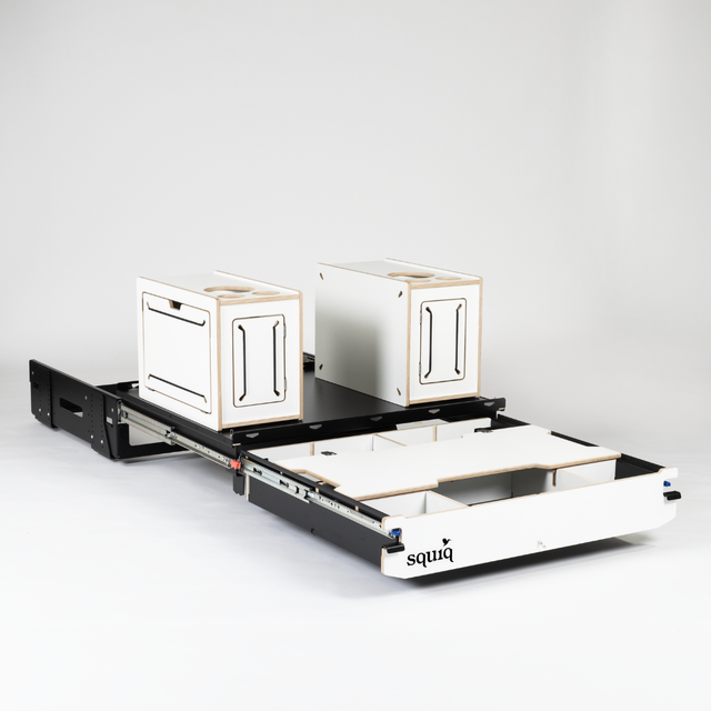 https://cdn.shopify.com/s/files/1/0861/6053/9973/files/squiq-traveler-compact-kofferraumauszug-campingboxen-ausgezogen-2.png?v=1754412967