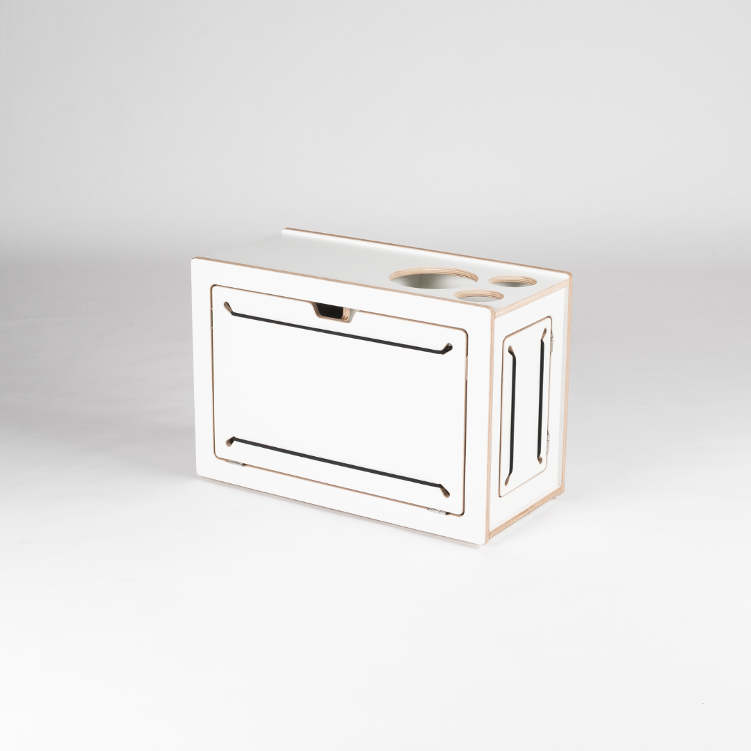 https://cdn.shopify.com/s/files/1/0861/6053/9973/files/squiq-traveler-regular-campingbox-links-geschlossen.png?v=1752209751