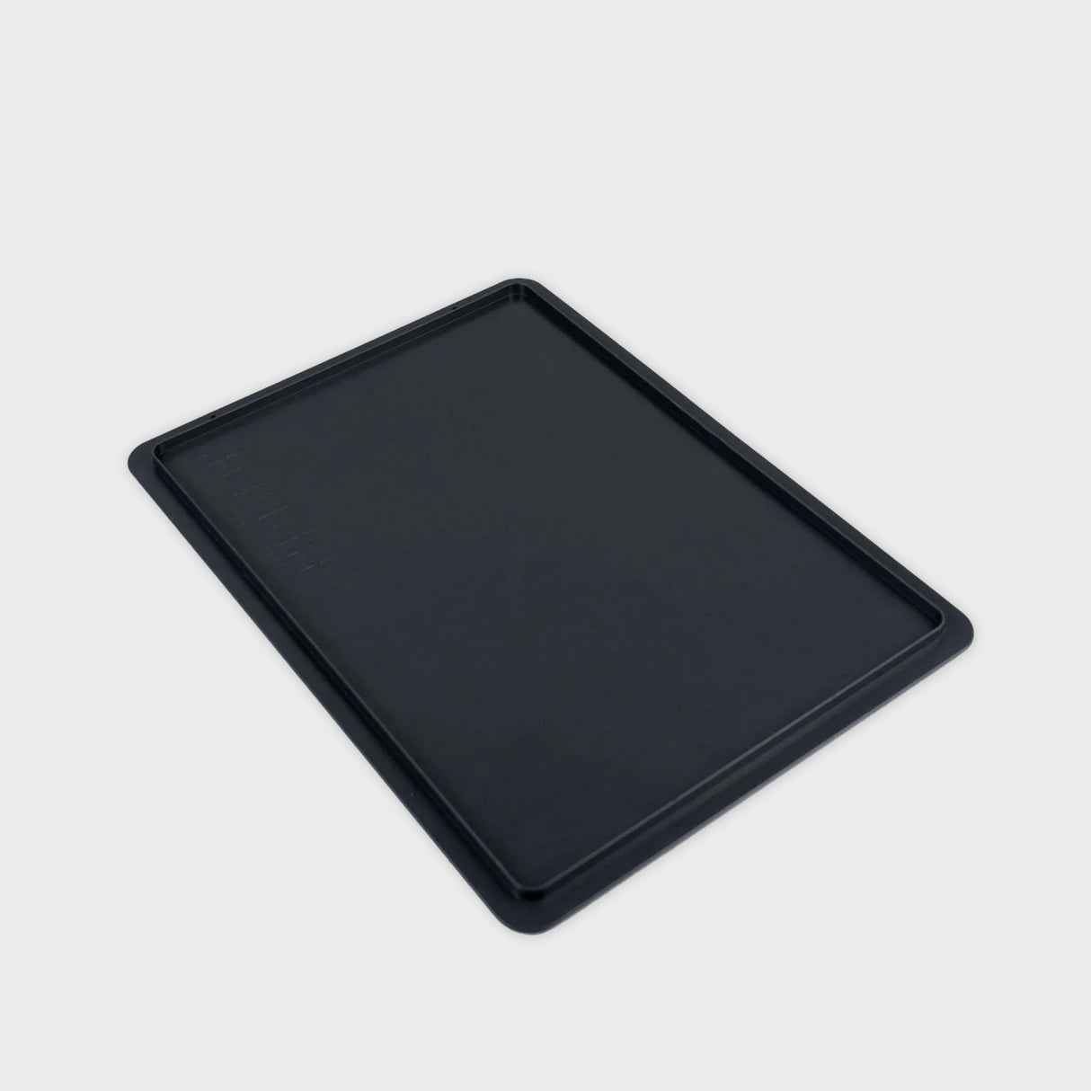 Schwarzes Backblech aus Metall mit leicht erhöhtem Rand, ideal zum Backen und Grillen.