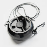 Schwarzer Boxio-Breel mit Karabiner und Schnur, ideal für Schlüssel oder Ausweise.