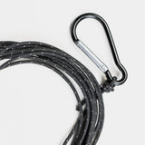 Schwarze, geflochtene Schnur mit einem Karabinerhaken, gelegentlich für Outdoor-Aktivitäten verwendet.