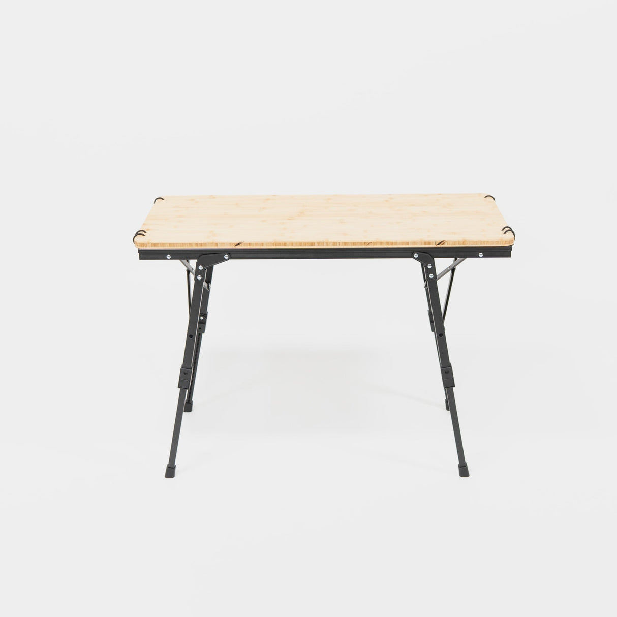Altertisch mit einer stabilen Bambusoberfläche und schwarzen, faltbaren Metallbeinen. Ideal für Outdoor und Camping.