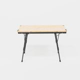 Altertisch mit einer stabilen Bambusoberfläche und schwarzen, faltbaren Metallbeinen. Ideal für Outdoor und Camping.
