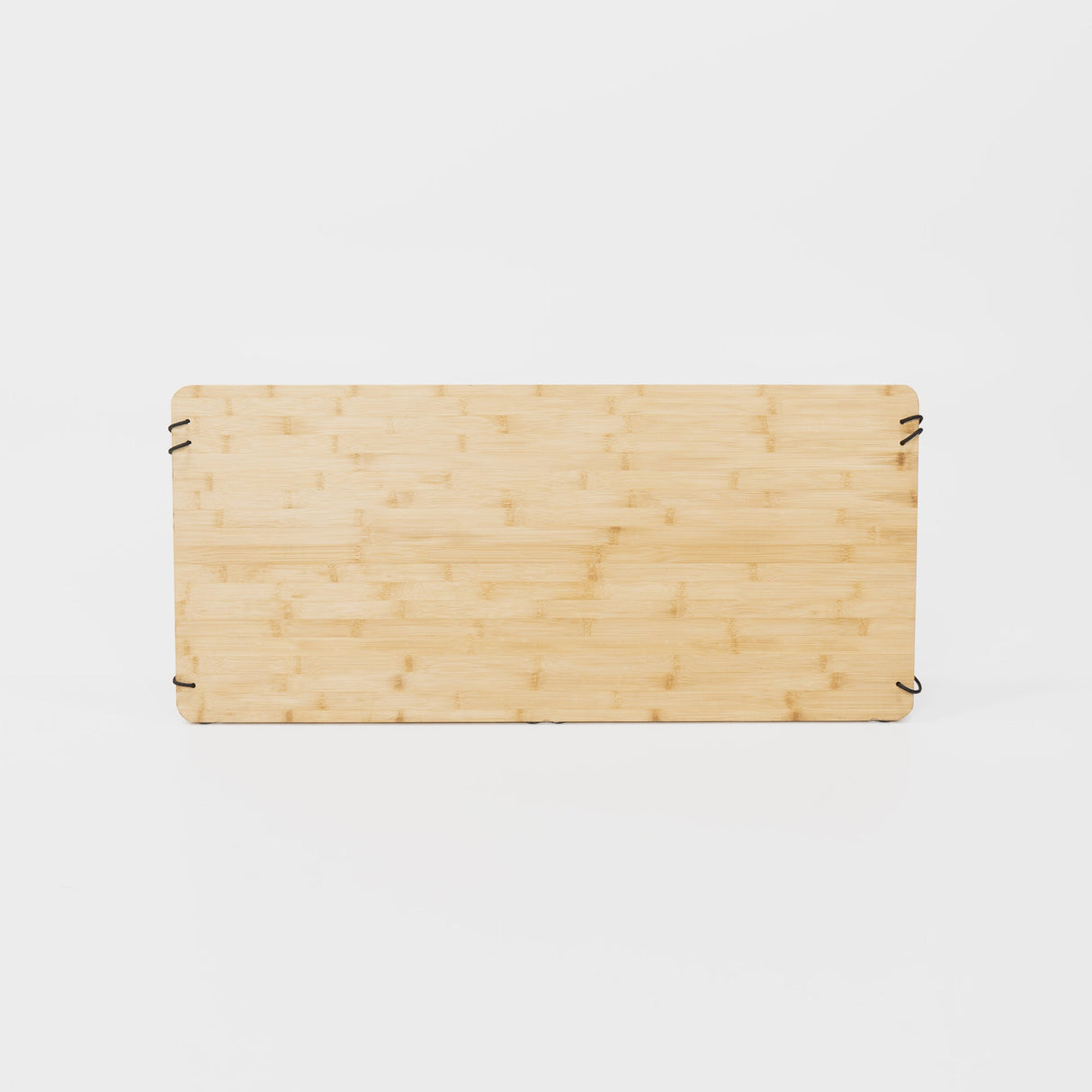Bambusschneidebrett mit minimalistischer Struktur und schwarzen Halterungen für eine moderne Küchenausstattung.