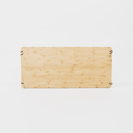 Bambusschneidebrett mit minimalistischer Struktur und schwarzen Halterungen für eine moderne Küchenausstattung.