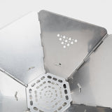 Innenansicht eines faltbaren, silbernen Kochtopfs aus Edelstahl mit perforiertem Boden.
