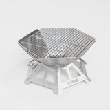 Kompakter, tragbarer Edelstahl-Grill mit hexagonaler Form und stabiler Unterkonstruktion. Ideal für Outdoor-Aktivitäten.