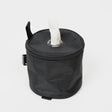Schwarze, runde Tasche mit offenem Deckel und Papiertaschentuch, ideal für unterwegs und praktische Aufbewahrung.