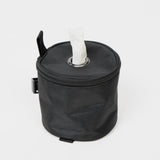 Schwarze, runde Tasche mit offenem Deckel und Papiertaschentuch, ideal für unterwegs und praktische Aufbewahrung.
