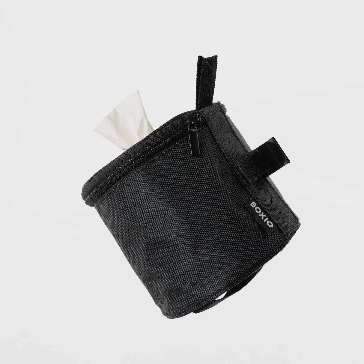 Schwarze, faltbare Tasche mit Taschentüchern an der Oberseite, markiert mit dem Logo "BOXIO".
