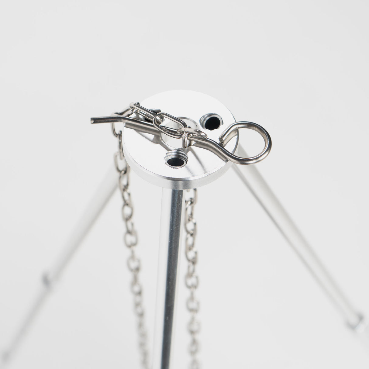 Metallene Tripod-Unterseite mit Kette und Verbindungselementen für stabile Aufhängemöglichkeiten.