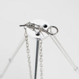 Metallene Tripod-Unterseite mit Kette und Verbindungselementen für stabile Aufhängemöglichkeiten.
