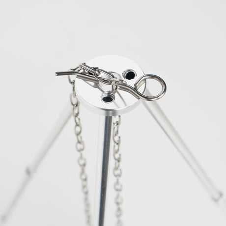 Metallene Tripod-Unterseite mit Kette und Verbindungselementen für stabile Aufhängemöglichkeiten.