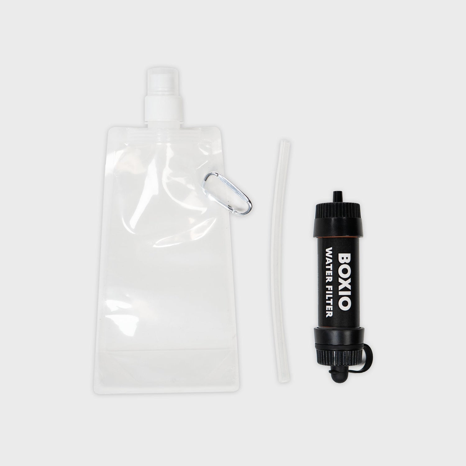 Wasserfilter-Set bestehend aus einer transparenten Flasche, einem Wasserfilter und einem Schlauch.