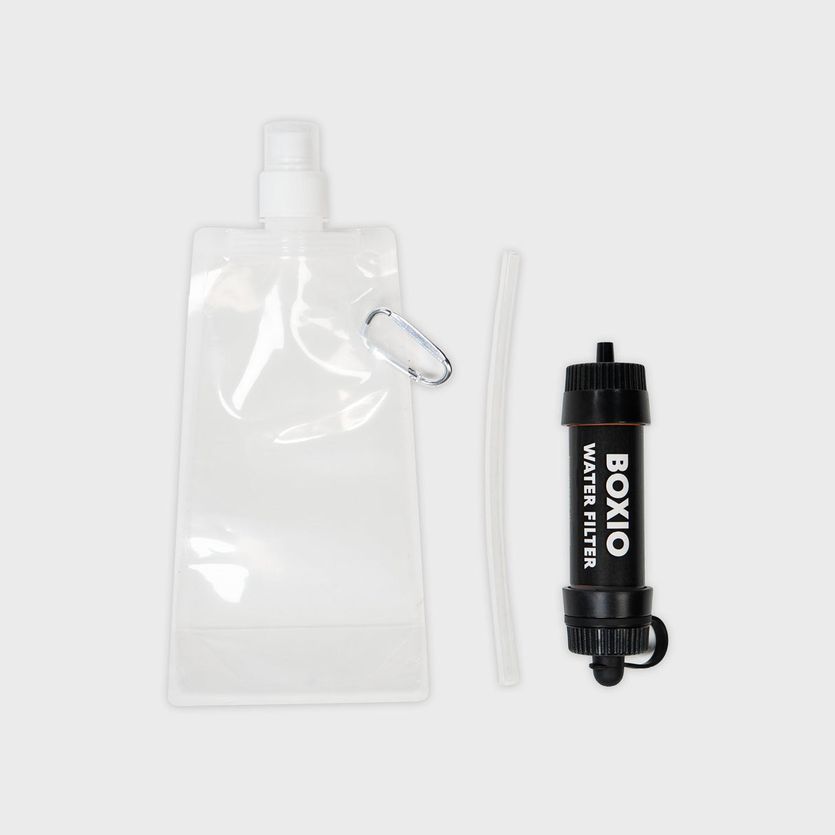 Wasserfilter-Set bestehend aus einer transparenten Flasche, einem Wasserfilter und einem Schlauch.