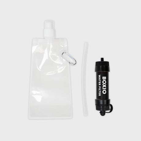 Wasserfilter-Set bestehend aus einer transparenten Flasche, einem Wasserfilter und einem Schlauch.