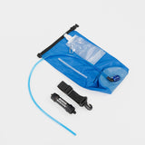 Blaues Trinksystem mit Wasserblase, Schlauch, Trinkventil und Wasserfilter für Outdoor-Aktivitäten.