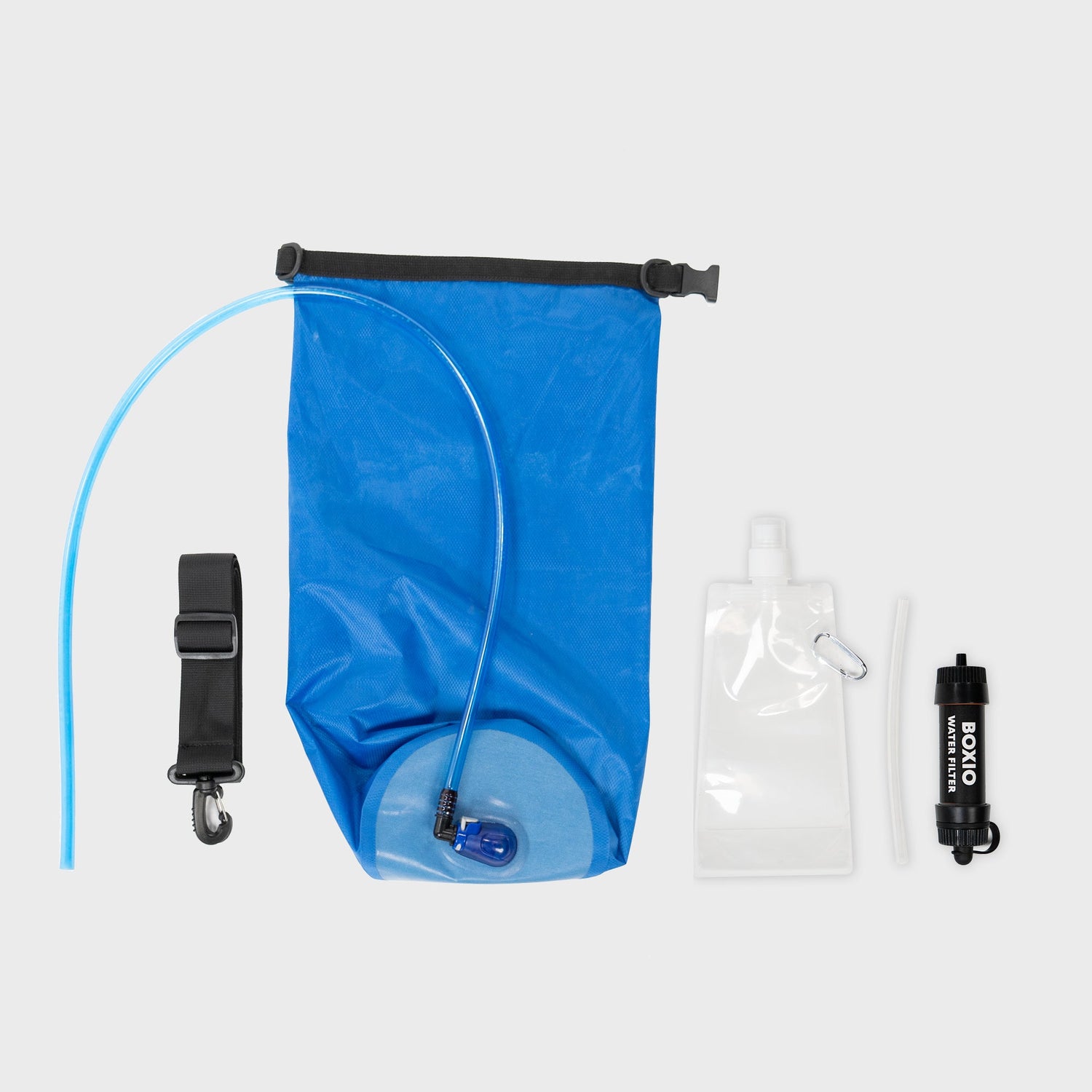 Wasserversorgungssystem mit blauer Tasche, Trinkschlauch, Trinkflasche und Wasserfilter für Outdoor-Aktivitäten.
