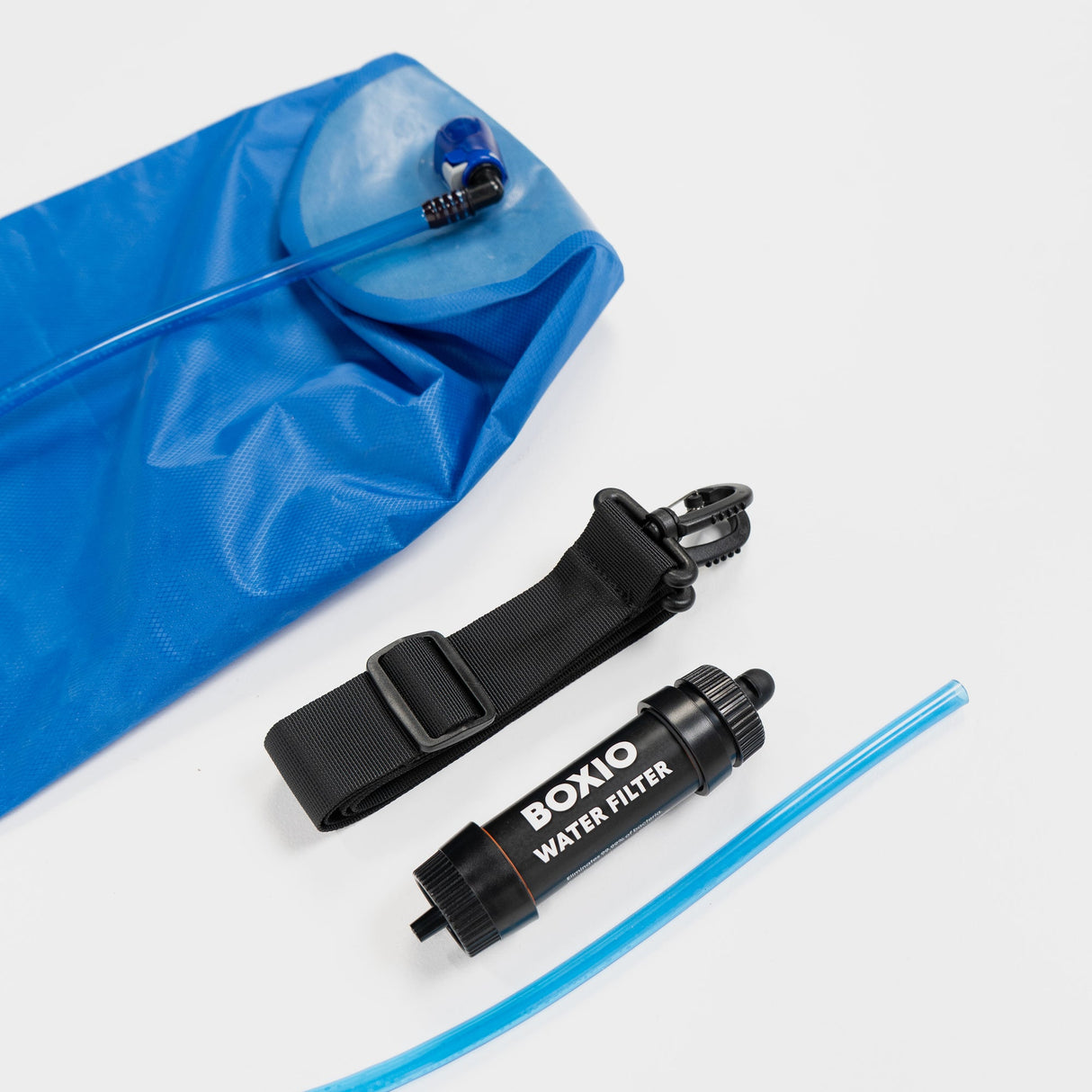 Blaue Wasserblase mit Schlauch, spezieller Wasserfilter und Weichgurtelement für Outdoor-Aktivitäten.