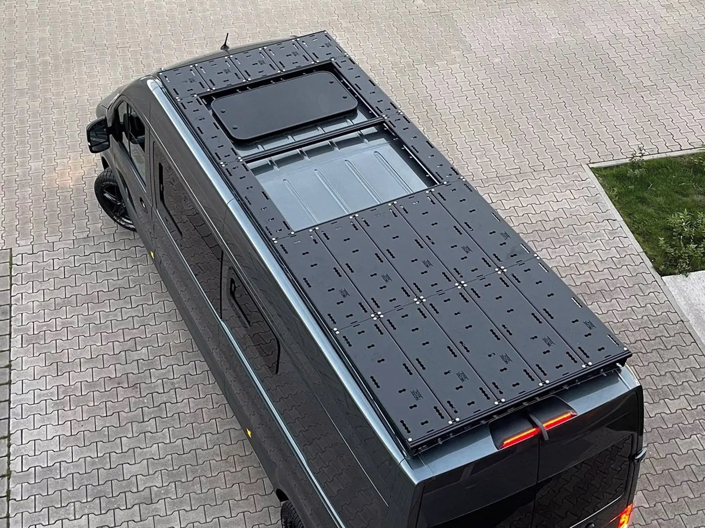 L4 - jedoch mit Aussparung für Dachfenster und Solar