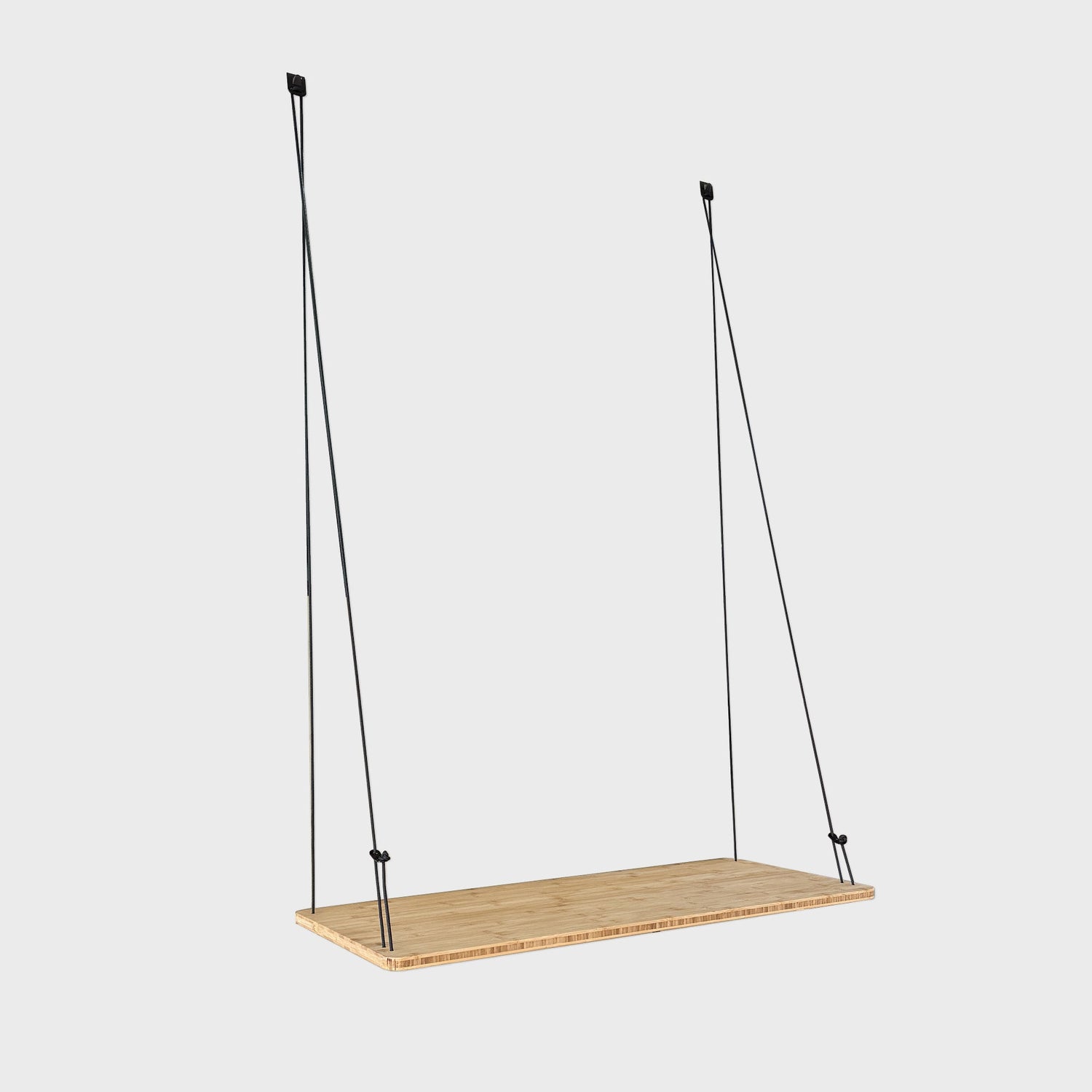 Schwebendes Holzregal mit schwarzen Befestigungsseilen im minimalistischen Design.