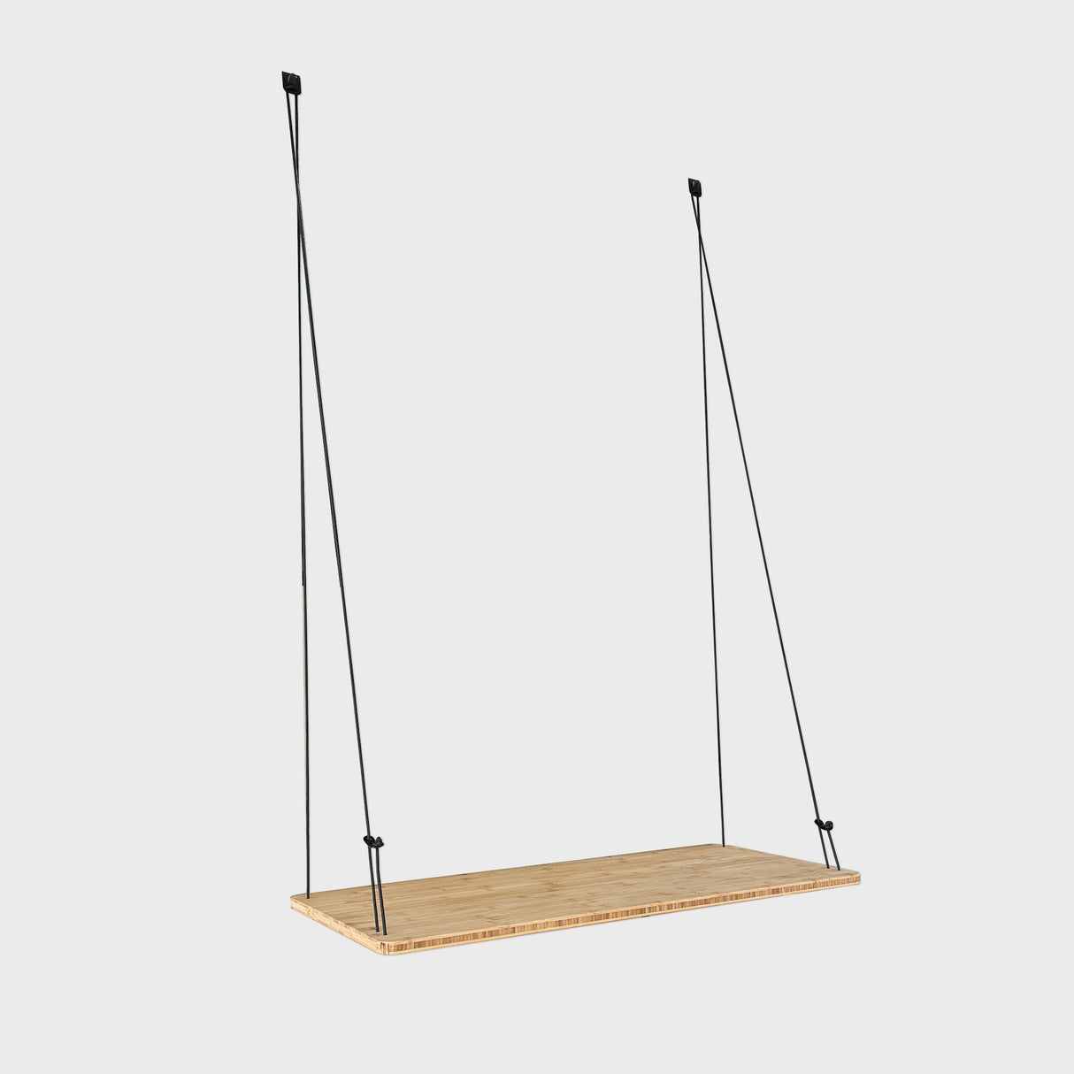 Schwebendes Holzregal mit schwarzen Befestigungsseilen im minimalistischen Design.