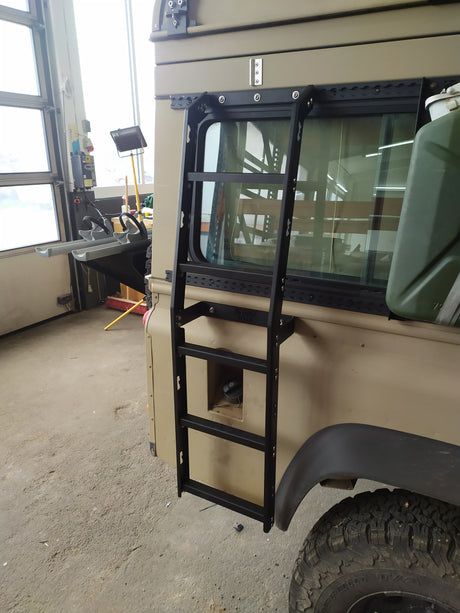 Landrover Defender Seitenleiter - Montage an Airline-Schiene Rolling-Space