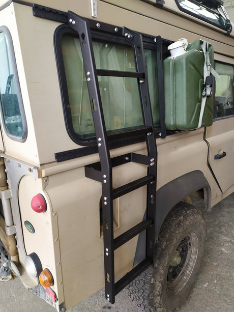 Landrover Defender Seitenleiter - Montage an Airline-Schiene Rolling-Space
