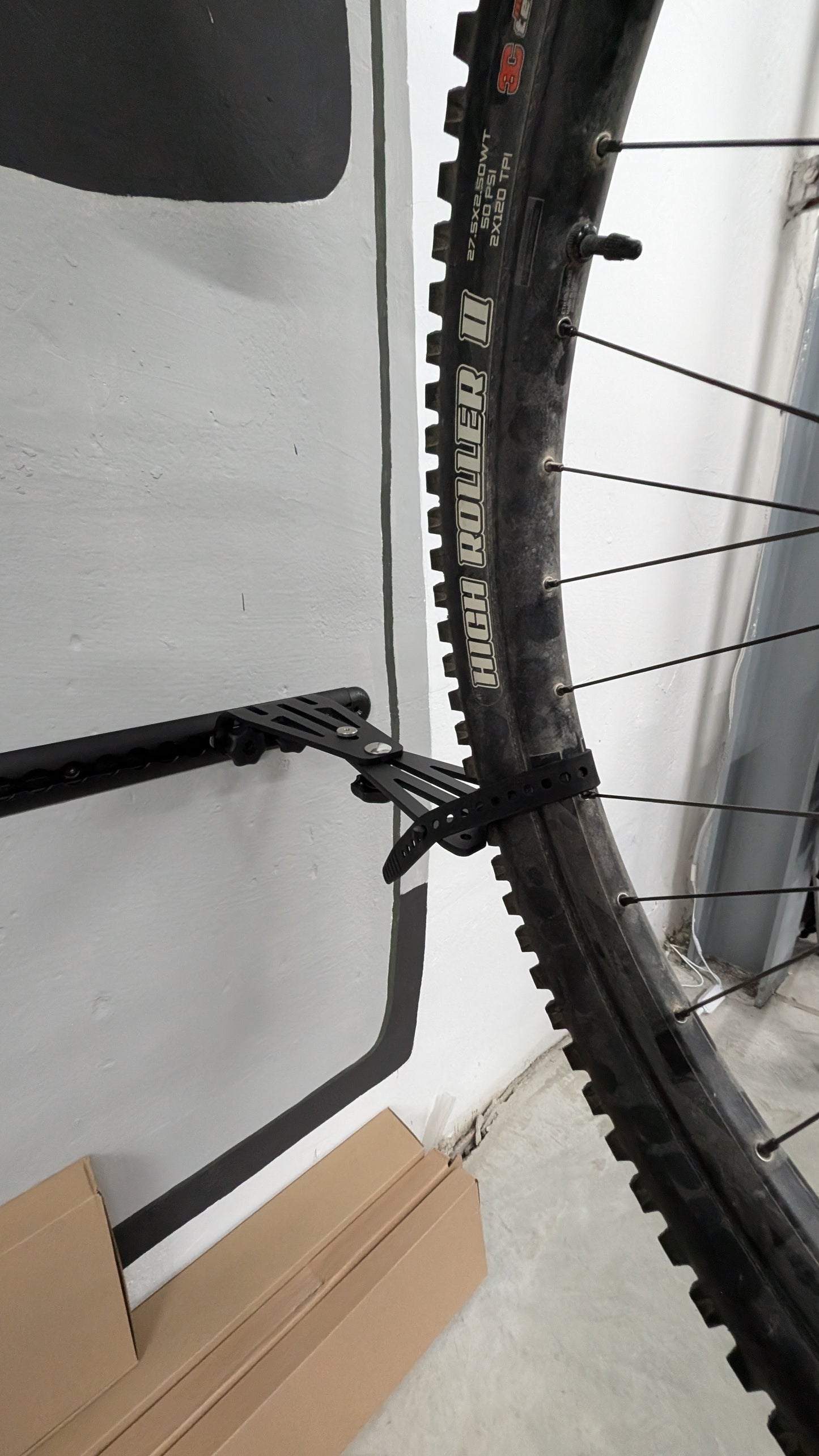 PUSHrack V2 Fahrradträger/Halter Airlineschienen Kastenwagen 2,25 Crafter, MAN TGE, Sprinter, Fiat Ducato, Boxer, Jumper Movano Heckträger vertikal