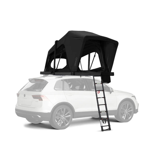 Qeedo Freedom Hybrid 3+ Dachzelt - geöffnet auf weißem SUV mit angelegter Leiter in Seitenansicht
