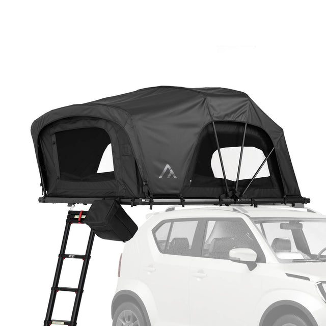 Qeedo Freedom Compact - 2 Dachzelt - geöffnet auf einem weißen Auto montiert, mit seitlicher Leiter