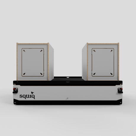 https://cdn.shopify.com/s/files/1/0861/6053/9973/files/maxi-camping-kofferraumauszug-squiq-traveler-max-00-geschlossen-vorderansicht.png?v=1768317337