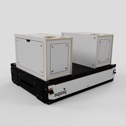 https://cdn.shopify.com/s/files/1/0861/6053/9973/files/maxi-camping-kofferraumauszug-squiq-traveler-max-03-geschlossen-perspektive.png?v=1768317337