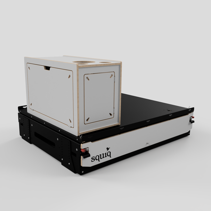 https://cdn.shopify.com/s/files/1/0861/6053/9973/files/maxi-camping-kofferraumauszug-squiq-traveler-max-10-geschlossen-perspektive_Campingbox_links.png?v=1768814601