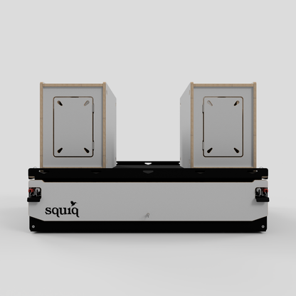 https://cdn.shopify.com/s/files/1/0861/6053/9973/files/mini-camping-kofferraumauszug-squiq-traveler-compact-00-geschlossen-vorderansicht.png?v=1768308433