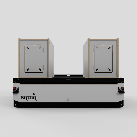 https://cdn.shopify.com/s/files/1/0861/6053/9973/files/mini-camping-kofferraumauszug-squiq-traveler-compact-00-geschlossen-vorderansicht.png?v=1768308433