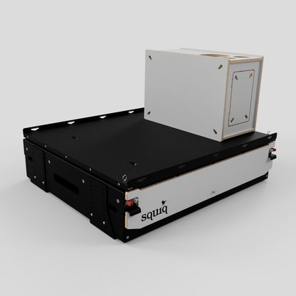 https://cdn.shopify.com/s/files/1/0861/6053/9973/files/mini-camping-kofferraumauszug-squiq-traveler-compact-09-geschlossen-perspektive_Campingbox_rechts.png?v=1768813959