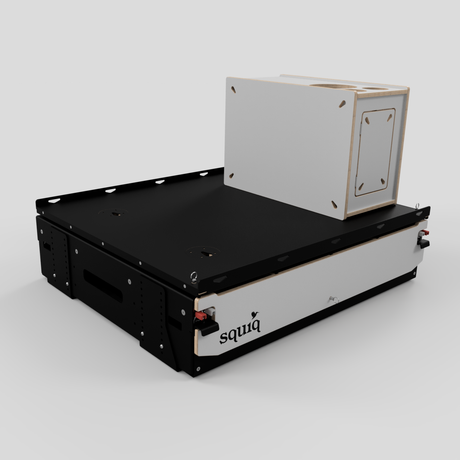 https://cdn.shopify.com/s/files/1/0861/6053/9973/files/mini-camping-kofferraumauszug-squiq-traveler-compact-09-geschlossen-perspektive_Campingbox_rechts.png?v=1768813959