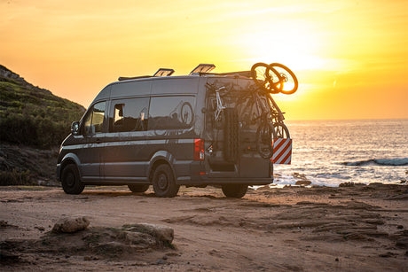 https://pushcomponents.com/wp-content/uploads/2024/02/pushrack-fahrradtraeger-hecktraeger-camper-vw-crafter-grand-california-push-components-drei-1.jpg
