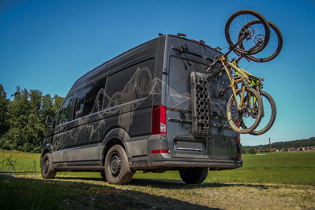 PUSHrack V2 Fahrradträger/Halter Airlineschienen Kastenwagen 2,25 Crafter, MAN TGE, Sprinter, Fiat Ducato, Boxer, Jumper Movano Heckträger vertikal