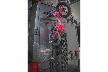 https://pushcomponents.com/wp-content/uploads/2024/02/pushrack-flexstrap-kinderrad-spanngurt-sattel-hecktraeger-camper-montageschiene-push-components.png